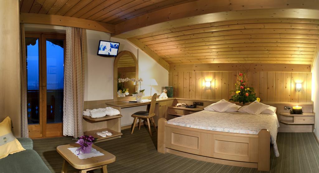 Hotel Ladinia Dolomites View Pozza di Fassa Kamer foto