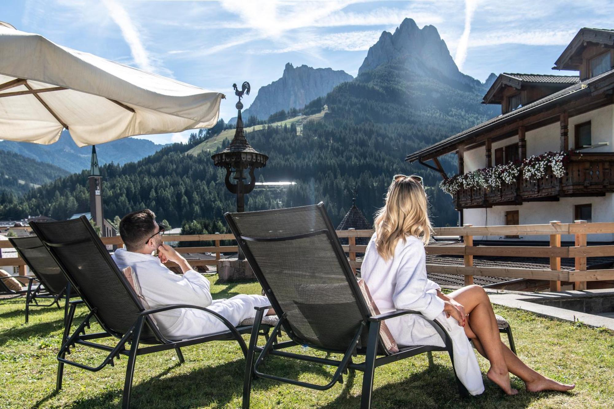 Hotel Ladinia Dolomites View Pozza di Fassa Buitenkant foto